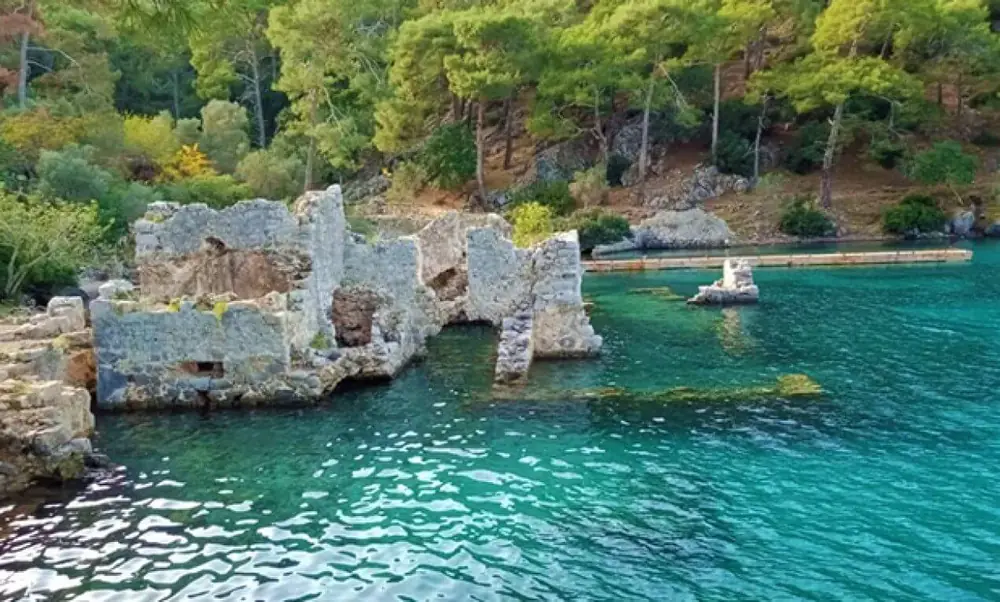 Göcek’te Kleopatra Hamamı kalıntıları ve turkuaz koy