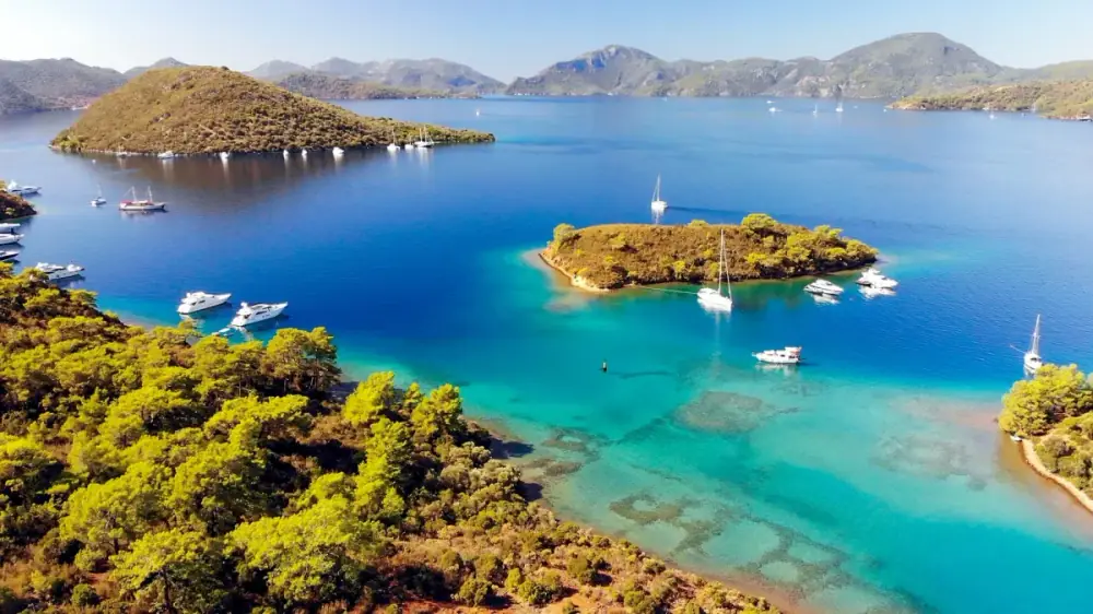 Göcek koyları ve demirli tekneler, havadan görünüm