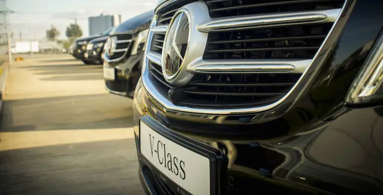Ekonomik Transfer’in sıra sıra park etmiş Mercedes Vito araçları