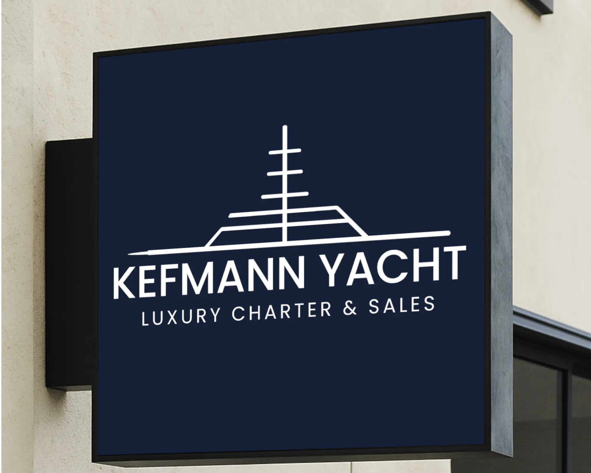 Kefmann Yacht logosu lacivert bir duvar tabelasında