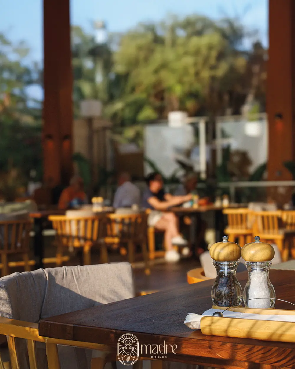 Madre Bodrum’un ağaçların altındaki terası