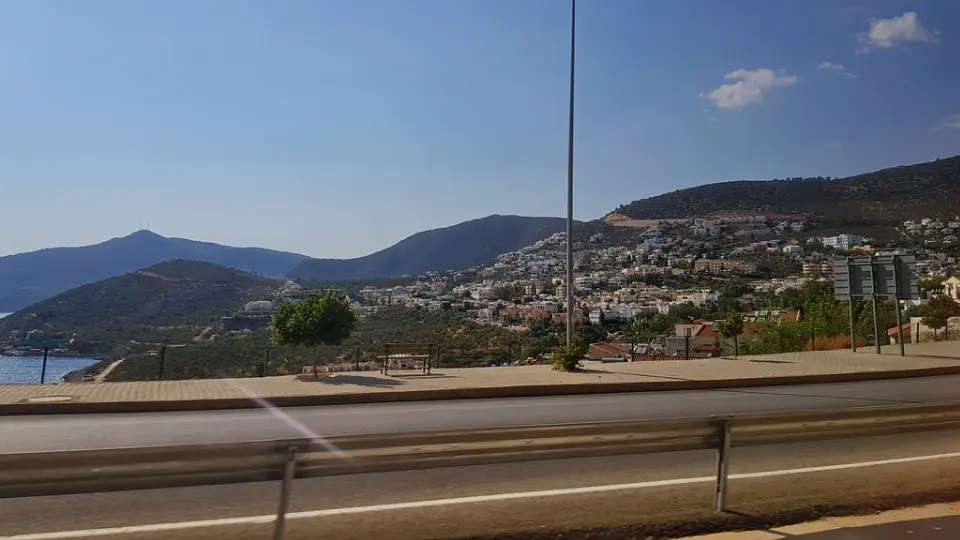 Kalkan’a bakan sahil yolu, araçtan görünüm