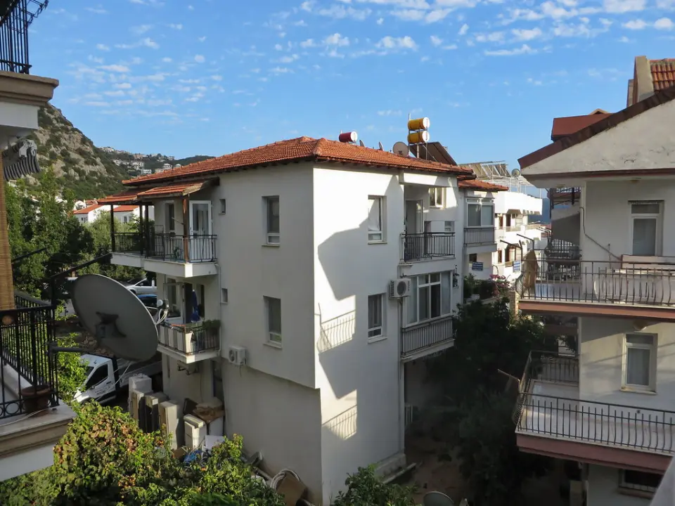 Kaş’ta yamaca kurulu beyaz evler
