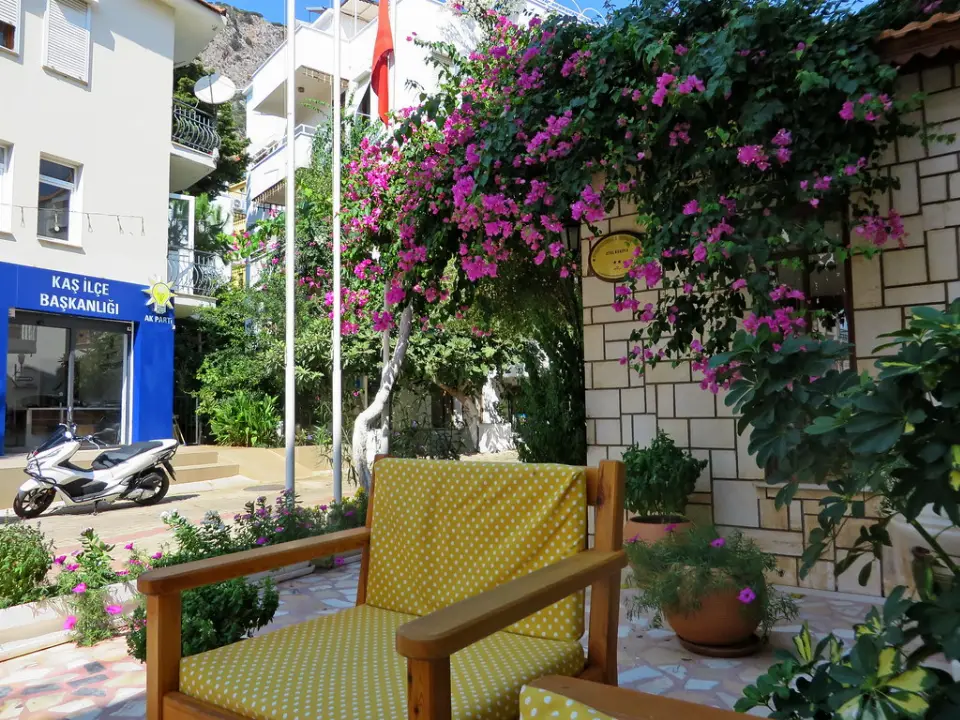 Kaş’ta begonvillerle çevrili bir otel terası