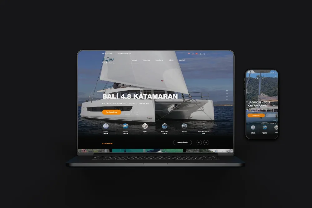 Aloha Sailing sitesi dizüstü bilgisayar ve telefon ekranında: Bali 4.8 katamaran tanıtımı ve hizmet menüsü